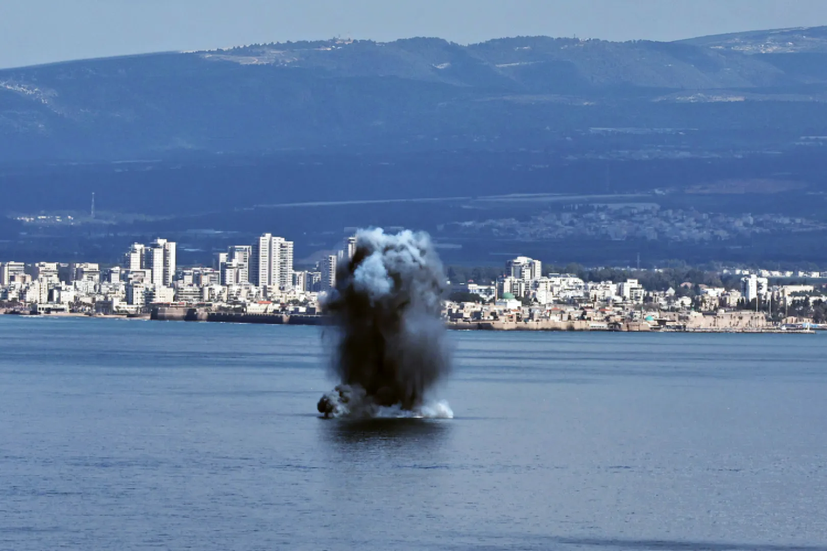 Rakieta trafiła w statek u wybrzeży Haify w Izraelu. Fot. PAP/EPA/ATEF SAFADI 