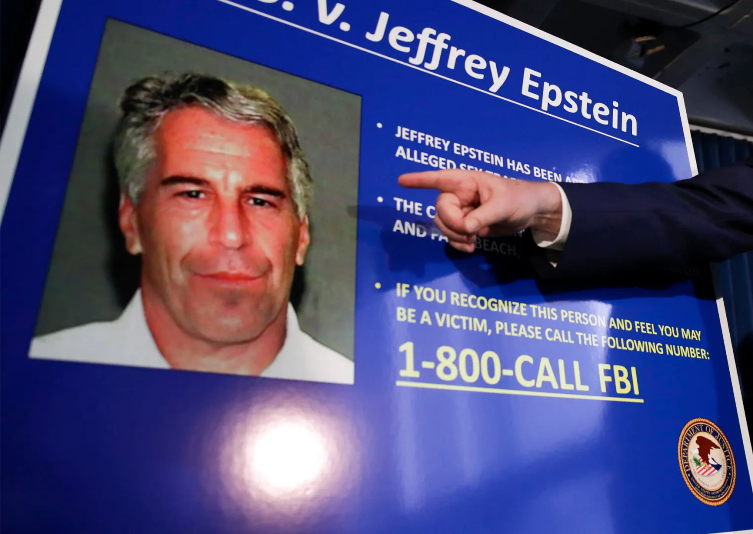 Plansza informująca o procesie USA vs Jeffrey Epstein. Zdj. Ilustracyjne. Fot. PAP/ EPA/JASON SZENES