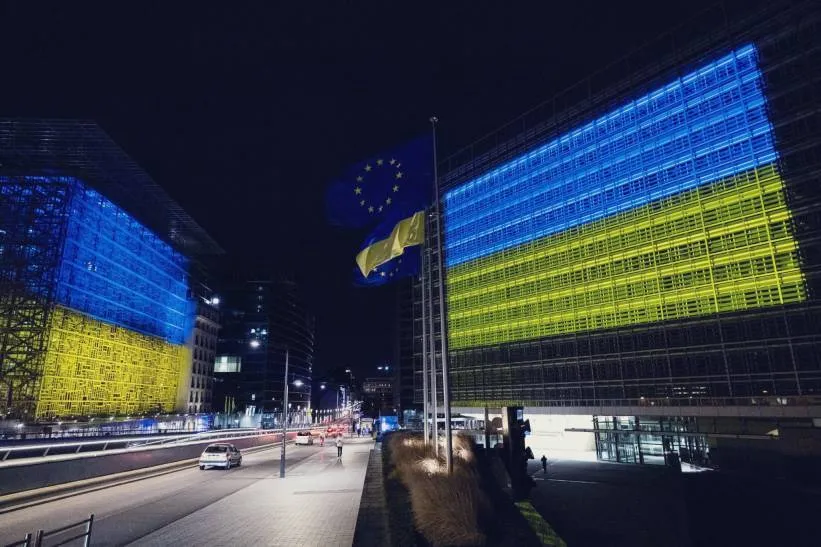 Подсветка здания Европейского совета в Брюсселе по случаю третьей годовщины начала полномасштабной войны в Украине. Fot. X/Ursula von der Leyen