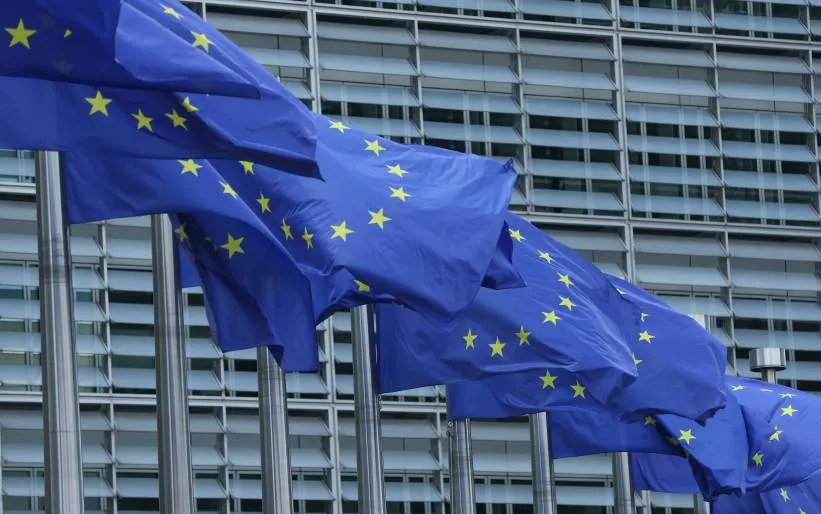Flagi Unii Europejskiej. Fot. EPA/OLIVIER HOSLET