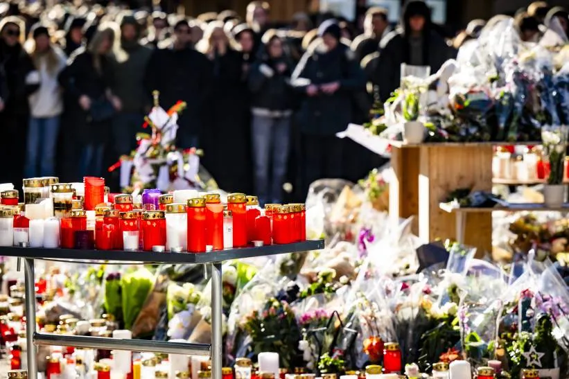 Kwiaty i znicze na miejscu tragedii Fot. PAP/EPA/JEAN-CHRISTOPHE BOTT