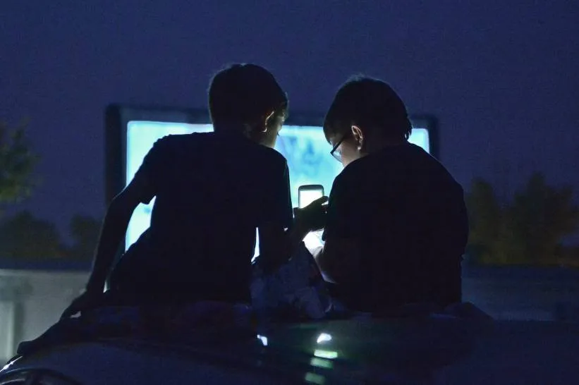 Dzieci wpatrzone w smartphone. Zdj. ilustracyjne. Fot. PAP/Marcin Obara