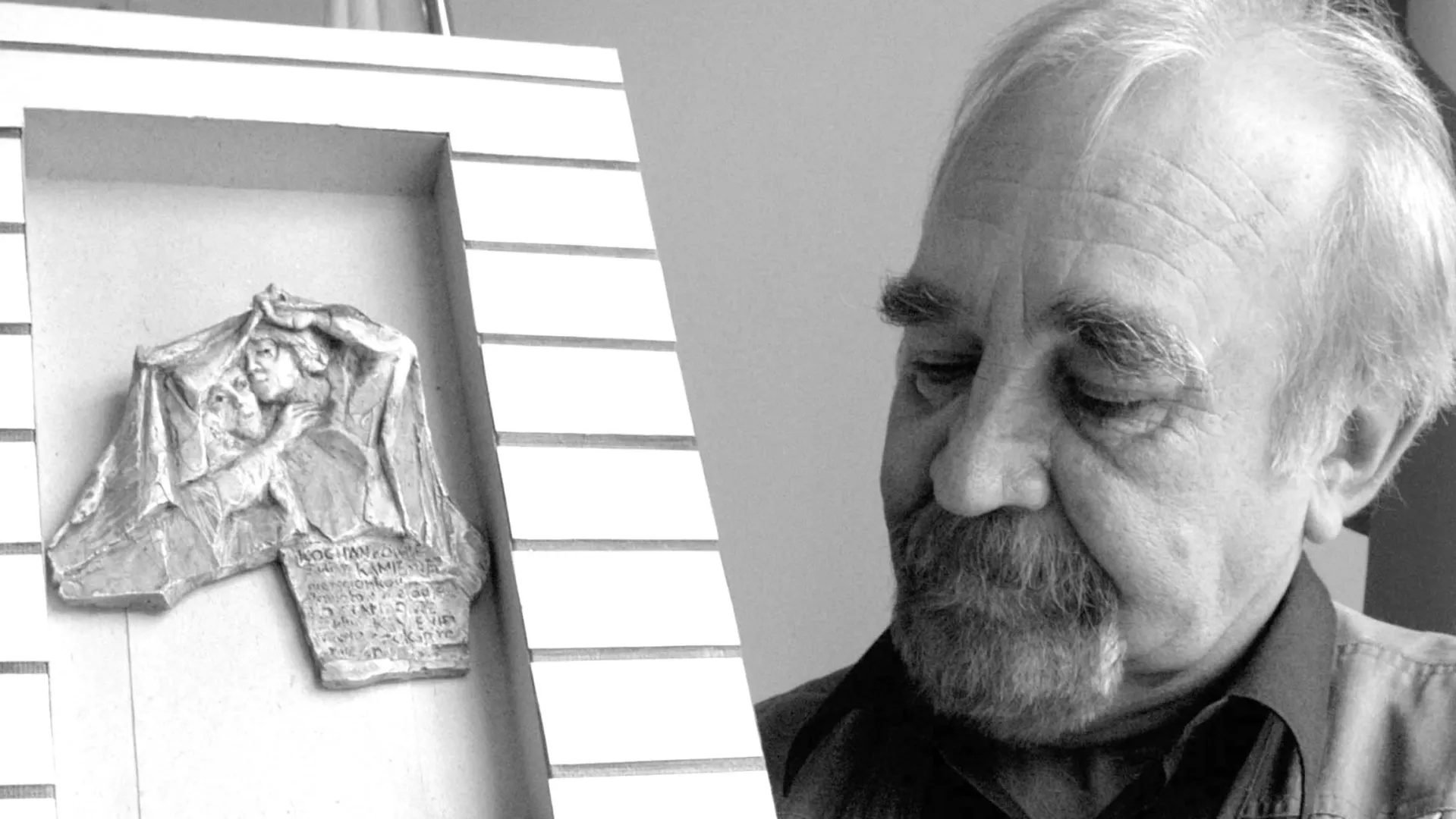 Wojciech Gryniewicz z płaskorzeźbą Fot. PAP/Andrzej Zbraniecki