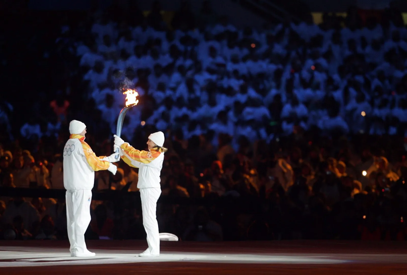 Alberto Tomba i Deborah Compagnoni podczas Zimowych Igrzysk w Turynie w 2006 roku Fot. PAP/BARTŁOMIEJ ZBOROWSKI