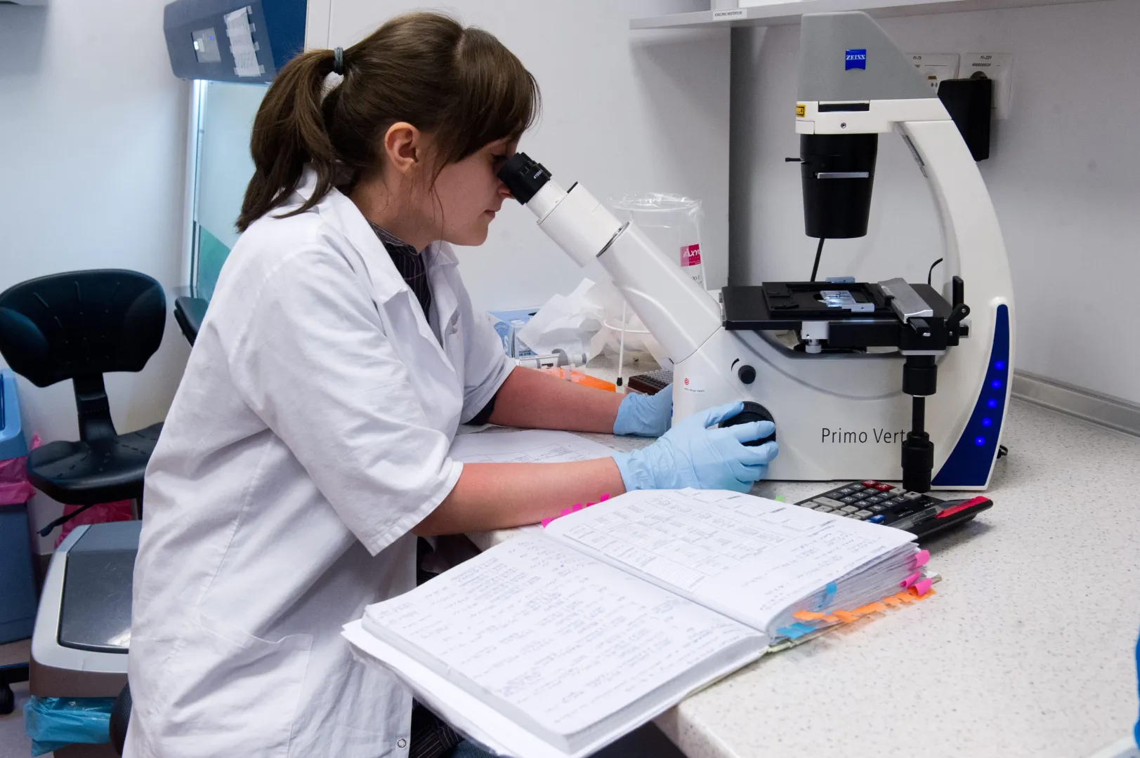 Kobieta w laboratorium. Zdj. Ilustracyjne. Fot. PAP/ Grzegorz Michałowski