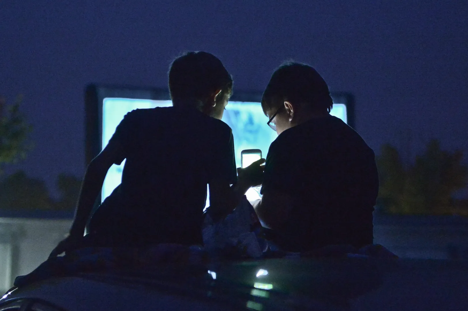 Dzieci wpatrzone w smartphone. Zdj. ilustracyjne.  Fot. PAP/Marcin Obara