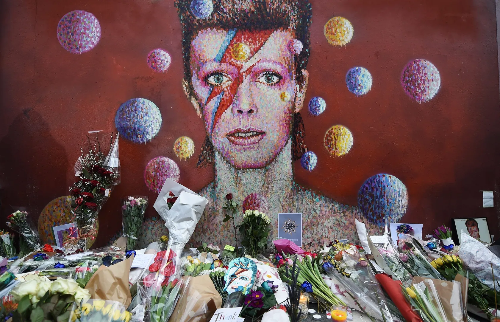 Mural z wizerunkiem Davida Bowiego w Londynie po śmierci artysty Fot. PAP/EPA/ANDY RAIN