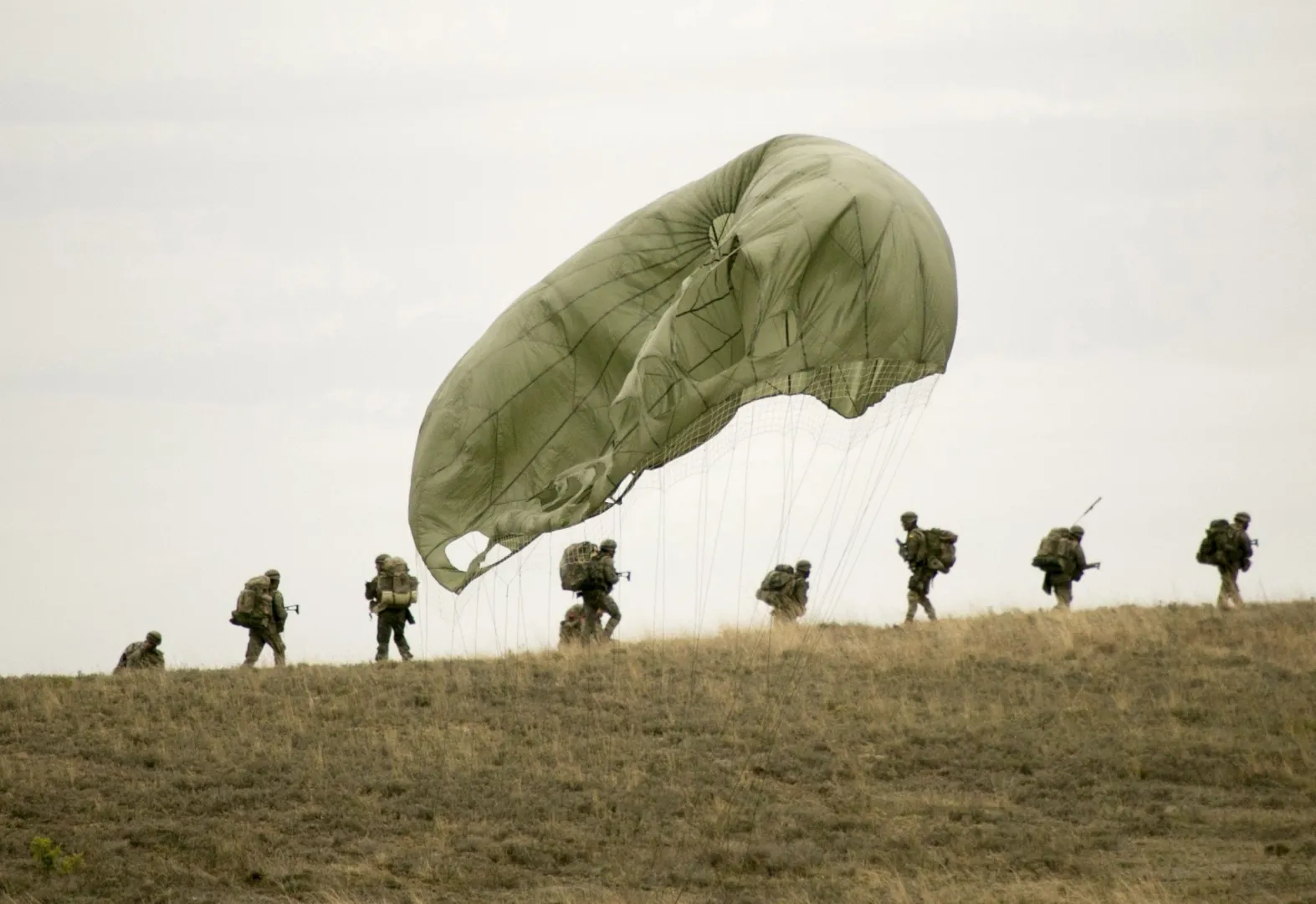  Солдати з десантних бригад беруть участь у спільних маневрах, фотоілюстрація. Fot. PAP/EPA/JAVIER CEBOLLADA