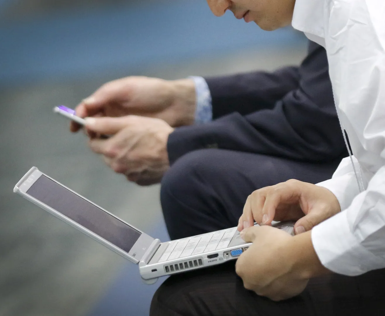 Mężczyzna z komputerem (zdjęcie ilustracyjne). Fot. EPA/FOCKE STRANGMANN