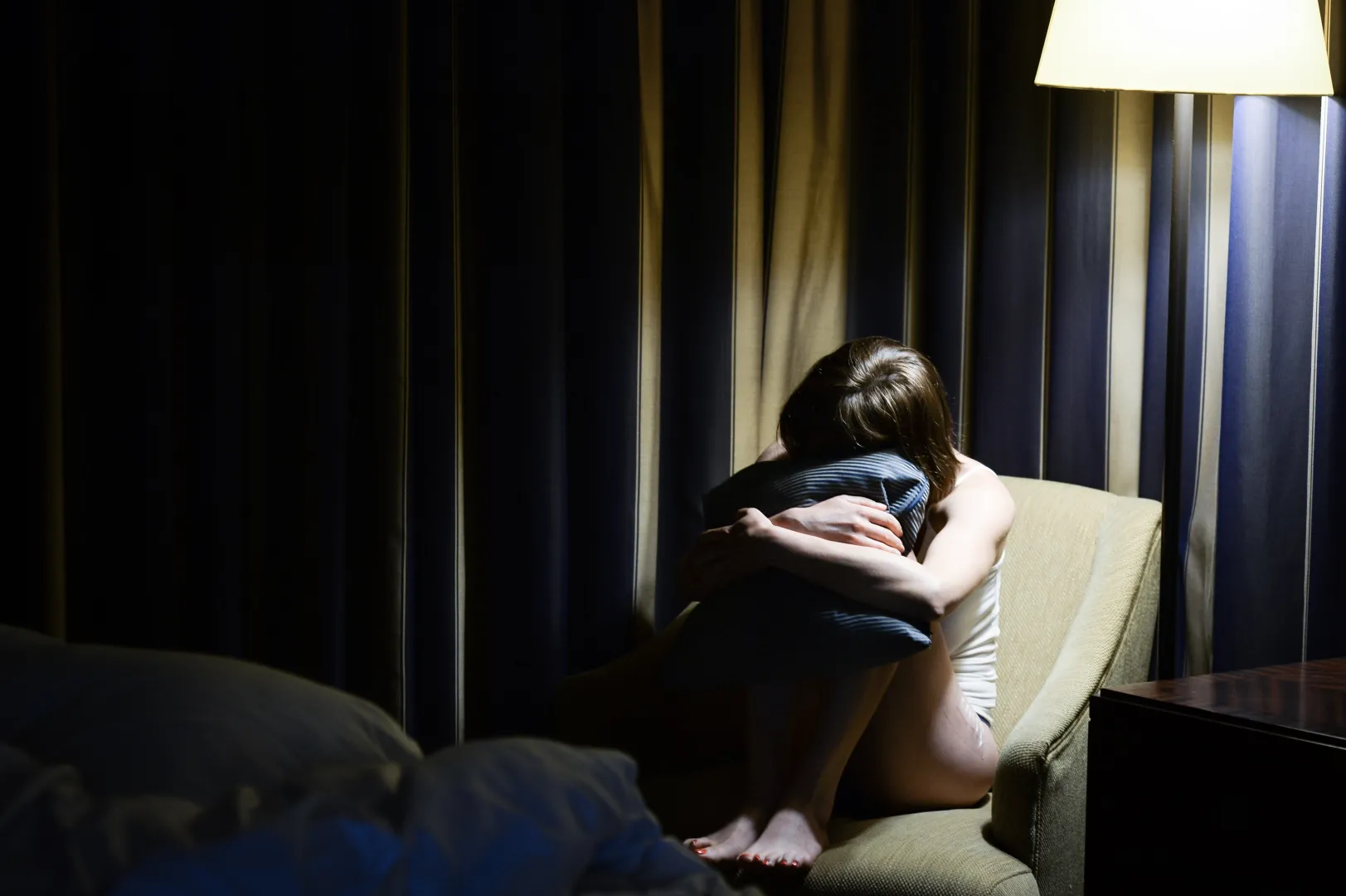 Smutna kobieta siedząca wieczorem na fotelu w domu. Zdj. Ilustracyjne. Fot. PAP/Jacek Turczyk