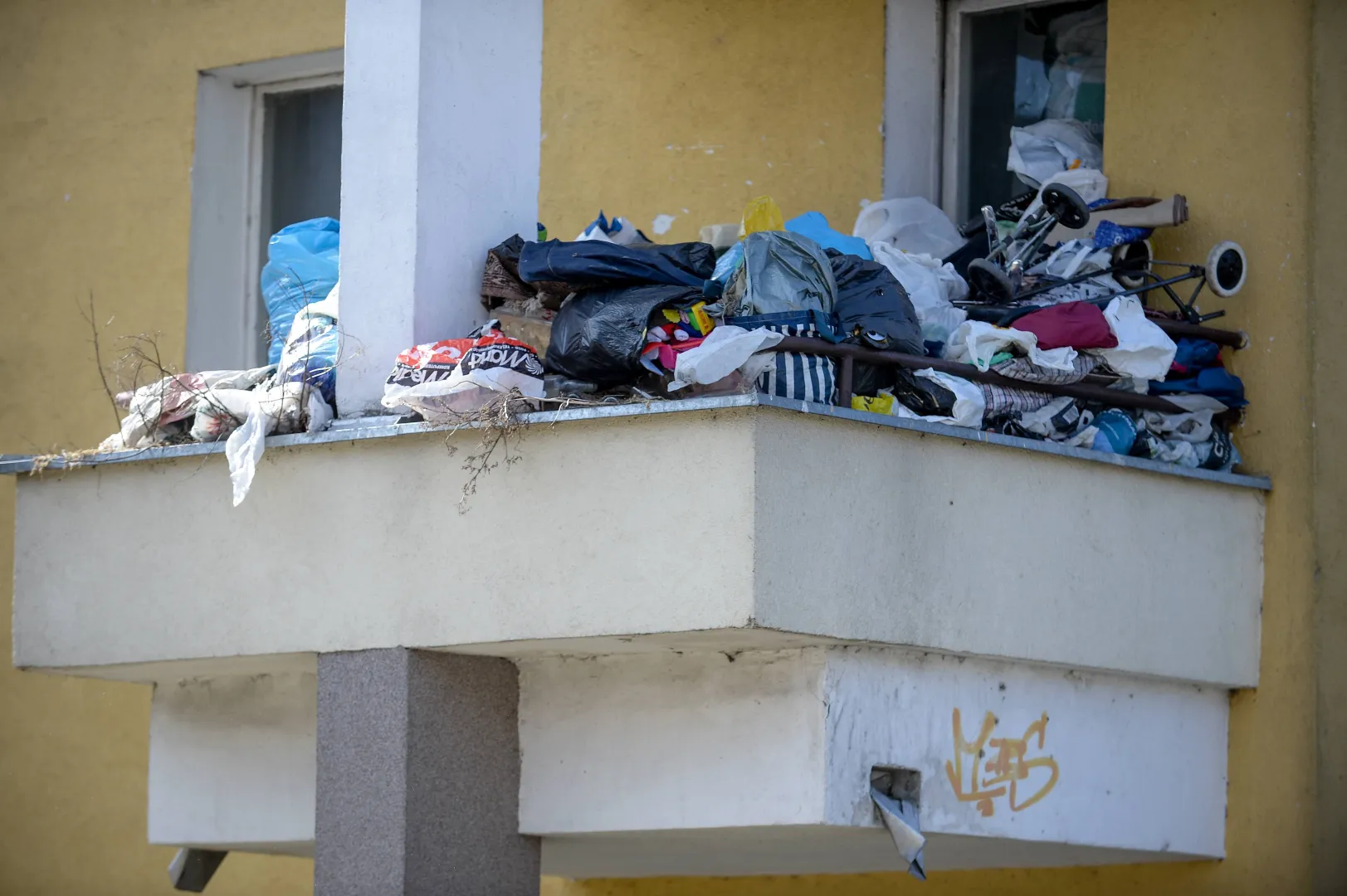Balkon pełen śmieci w bloku (zdjęcie ilustracyjne). Fot. PAP/Marcin Obara