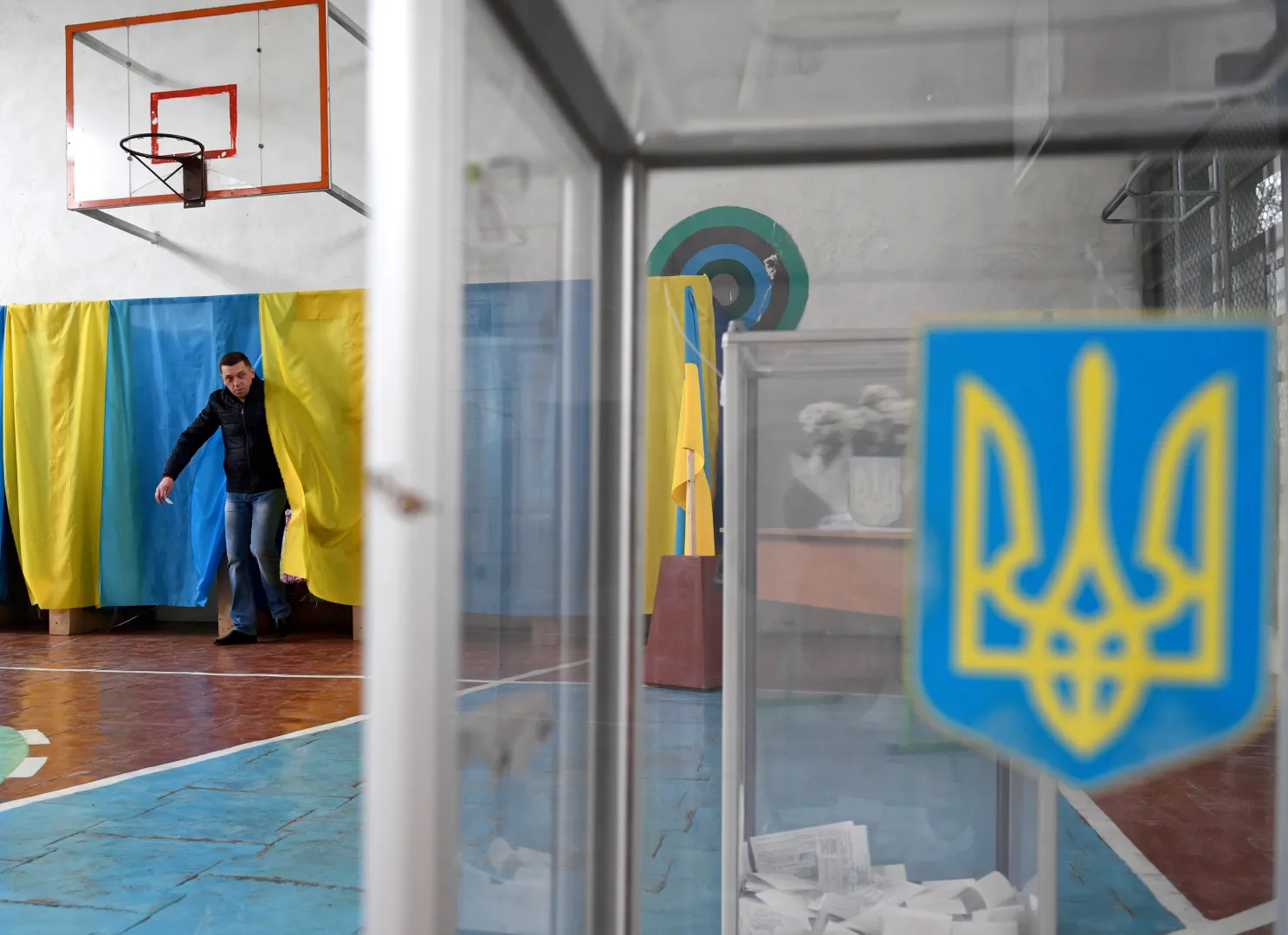 Виборча дільниця в Мостиськах. Фотоархів. Fot. PAP/Darek Delmanowicz