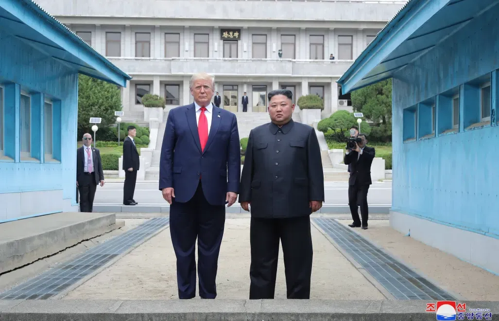 Spotkanie Trumpa z Kim Dzong Unem w wiosce Panmundżom w 2019 roku, Fot. PAP/EPA/KCNA