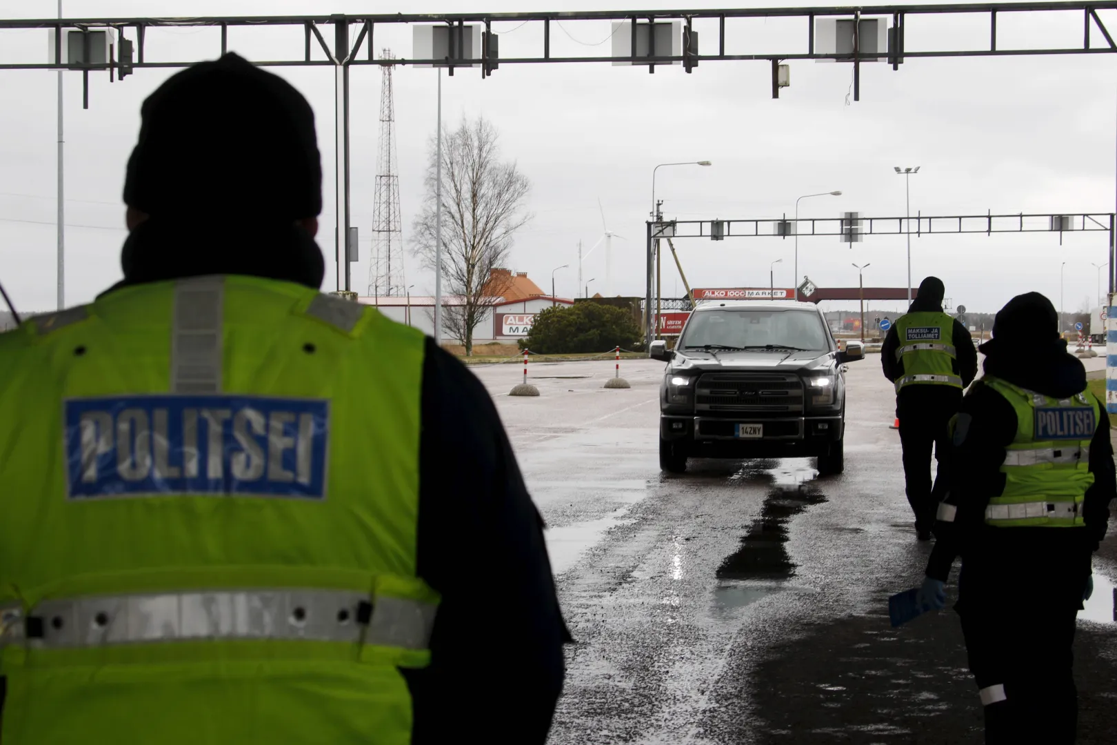 Policja na estońskiej granicy, zdjęcie ilustracyjne, fot. PAP/EPA/Valda Kalnina