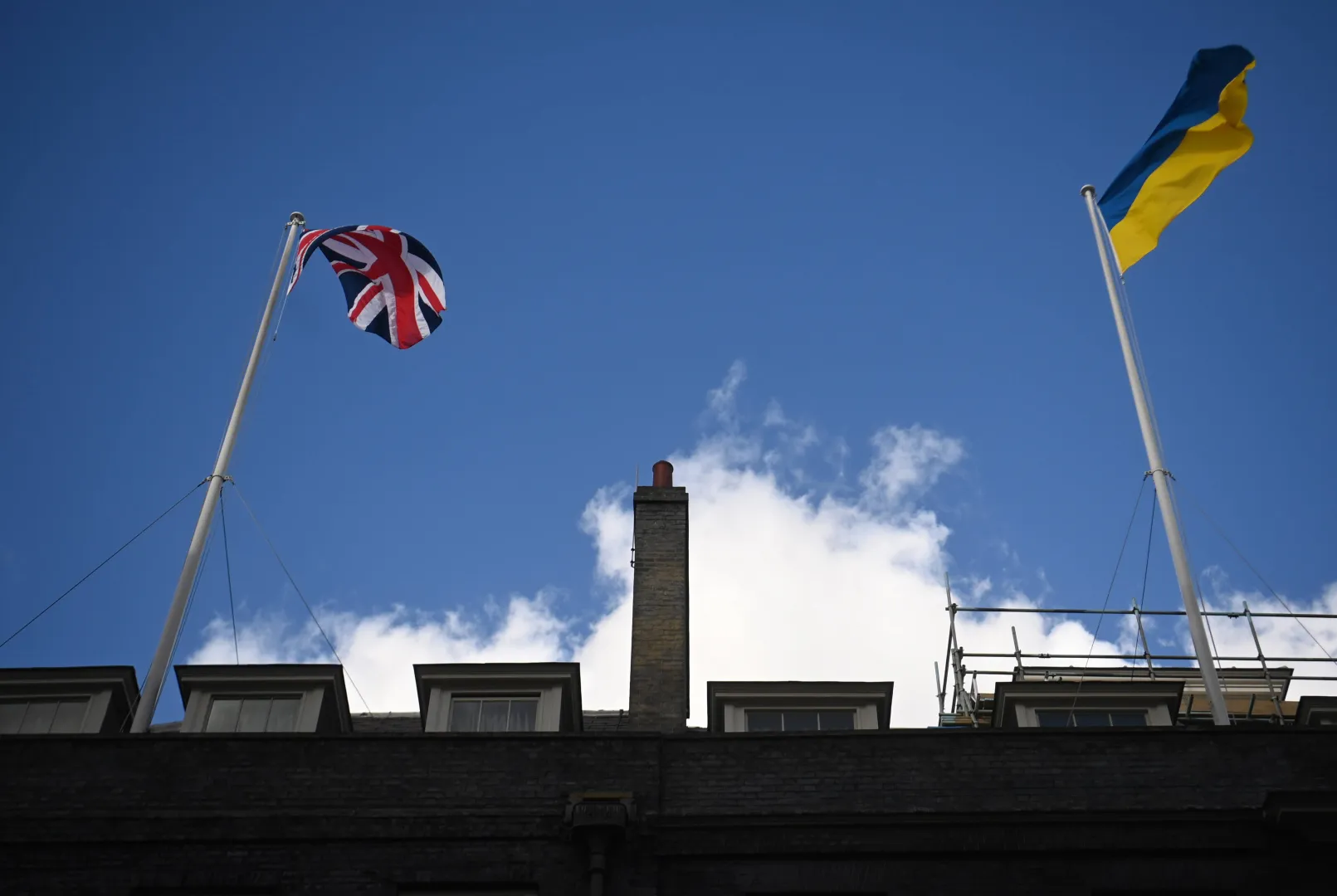 Прапор Сполученого Королівства Великої Британії та Північної Ірландії та прапор України на даху будинка в Лондоні. Fot. PAP/EPA/NEIL HALL