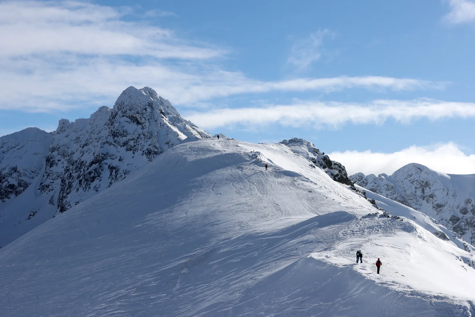 Turyści na szlaku w rejonie Kasprowego Wierchu, fot. PAP/Grzegorz Momot