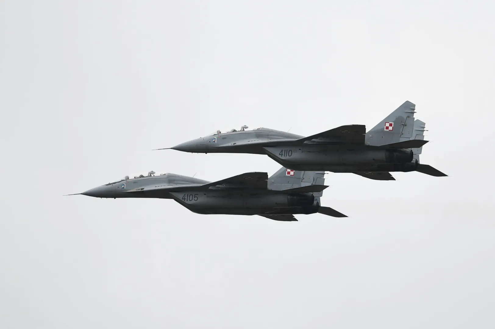 Przelot samolotu MiG-29 Sił Powietrznych RP. Fot. PAP/Adam Warżawa