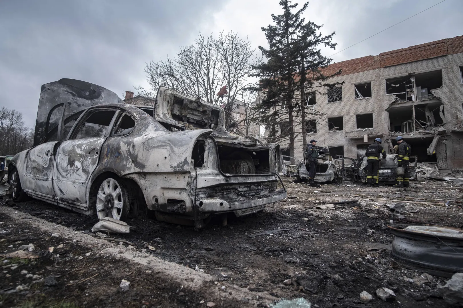 Zniszczenia po ataku rakietowym na Drużkiwkę w 2023 roku, fot. PAP/EPA/Maria Senovilla