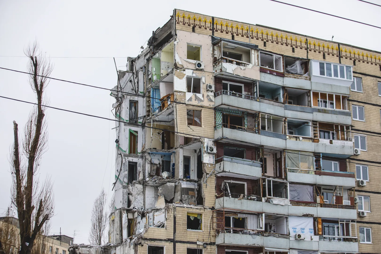 Zniszczony budynek w Ukrainie w wyniku rosyjskiego ataku. Fot. PAP/EPA/ARSEN DZODZAIEV