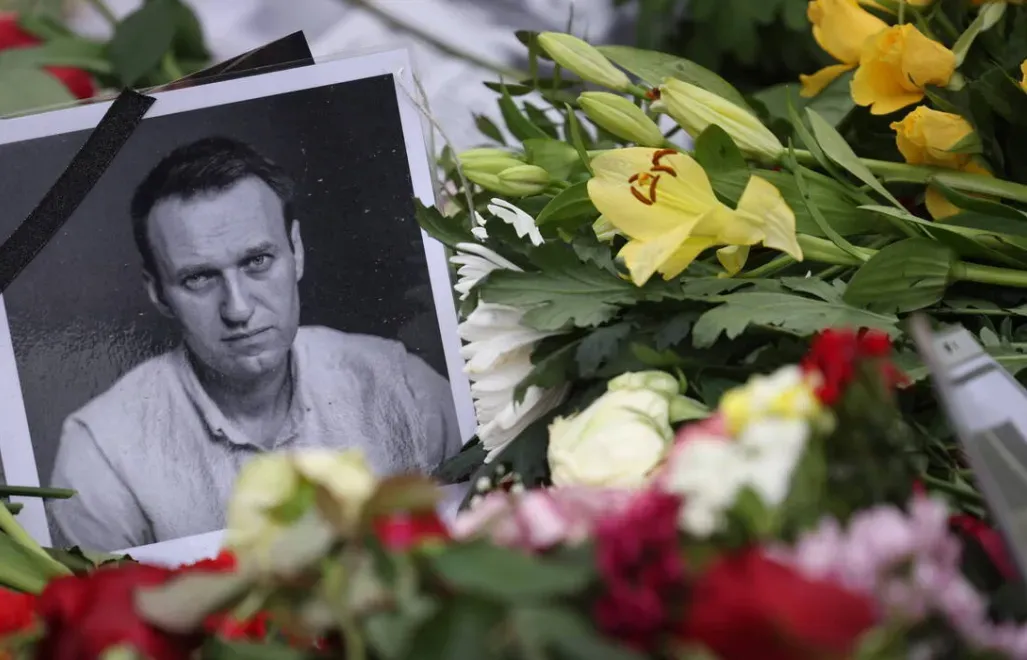 Kwiaty złożone po śmierci Aleksieja Nawalnego. Fot. PAP/EPA/CLEMENS BILAN