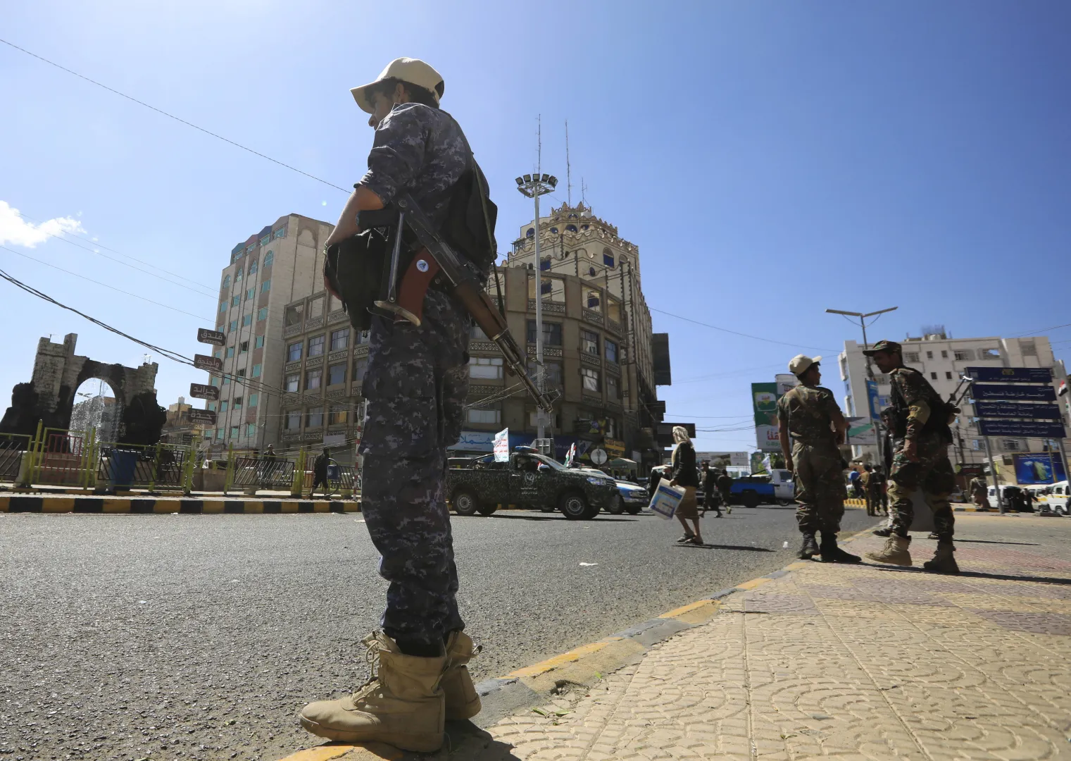 Żołnierze Huti w Jemenie. Fot. PAP/ EPA/YAHYA ARHAB