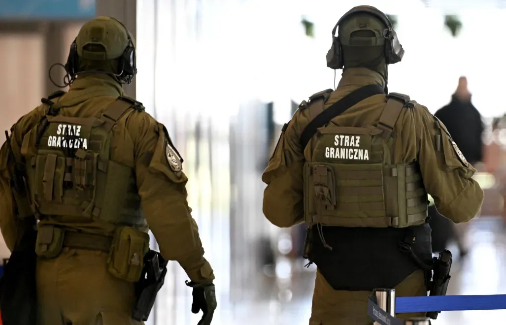 Funkcjonariusze Straży Granicznej na lotnisku/zdjęcie ilustracyjne Fot. PAP/Darek Delmanowicz