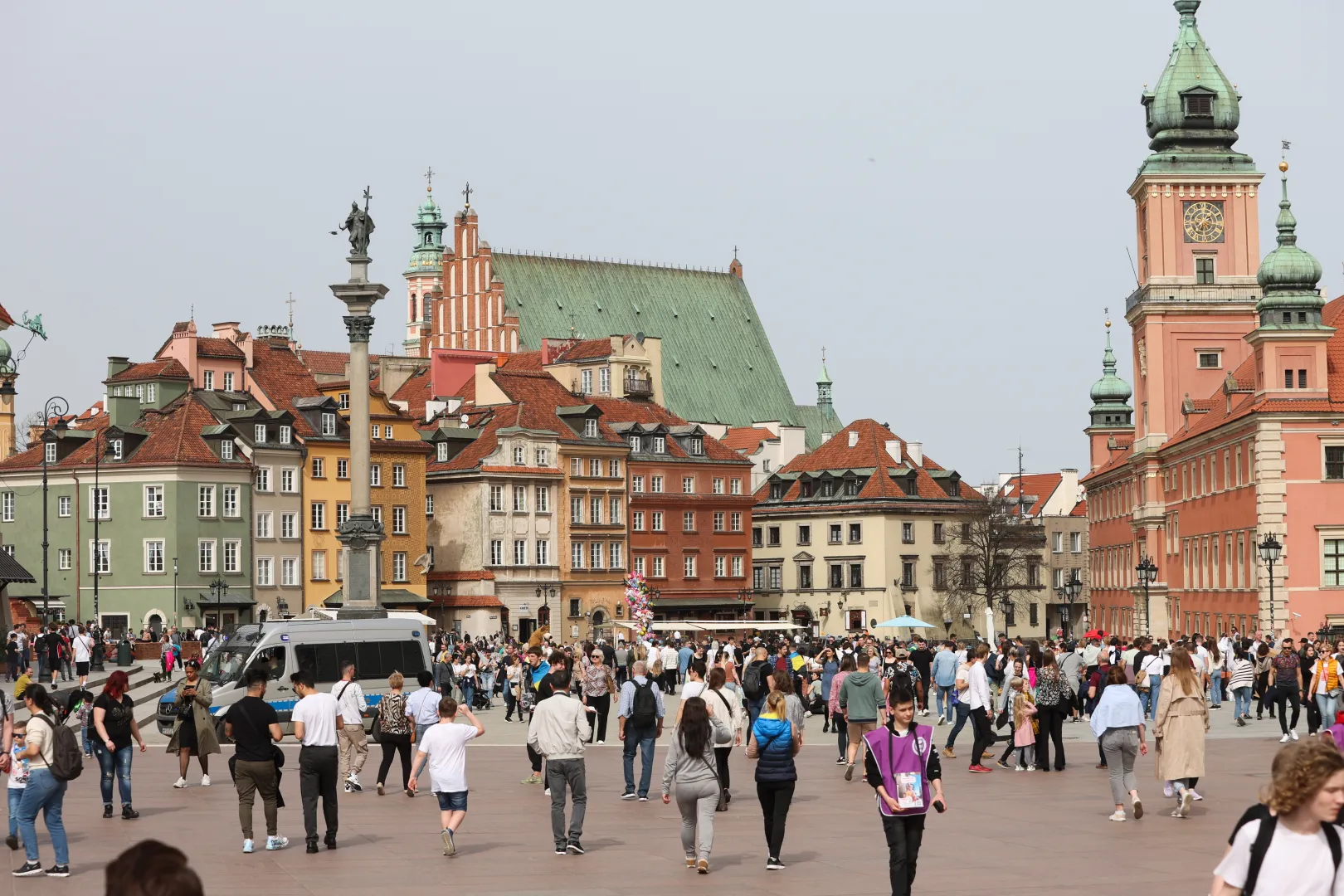 Люди прогулюються Замковою площею у Варшаві. Фотоілюстрація. Fot. PAP/Leszek Szymański