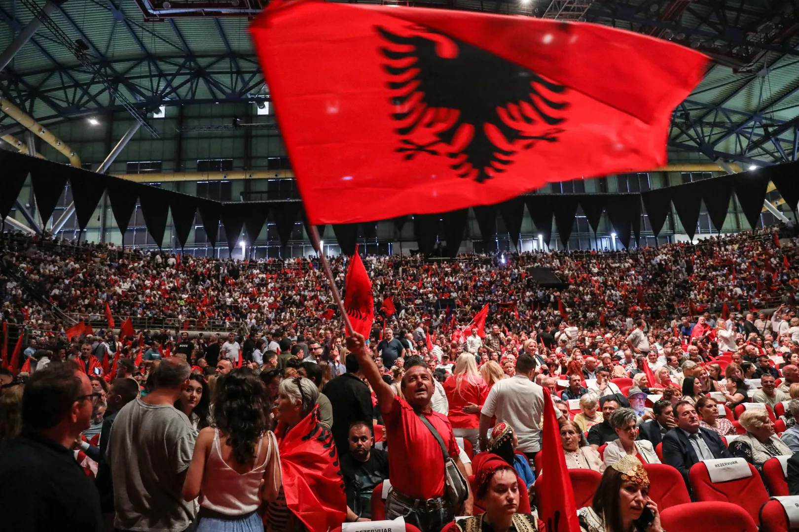 Flaga Albanii, zdjęcie ilustracyjne, fot. PAP/EPA/ANA-MPA/GEORGE VITSARAS