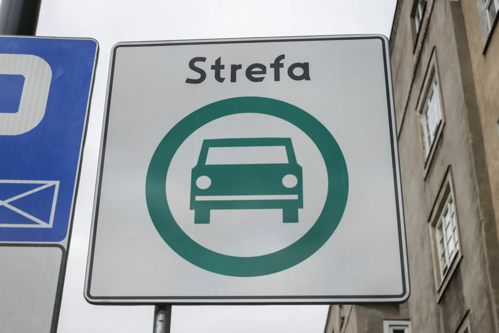 Znak drogowy informujący o strefie czystego transportu, zdjęcie ilustracyjne, fot. PAP/Albert Zawada