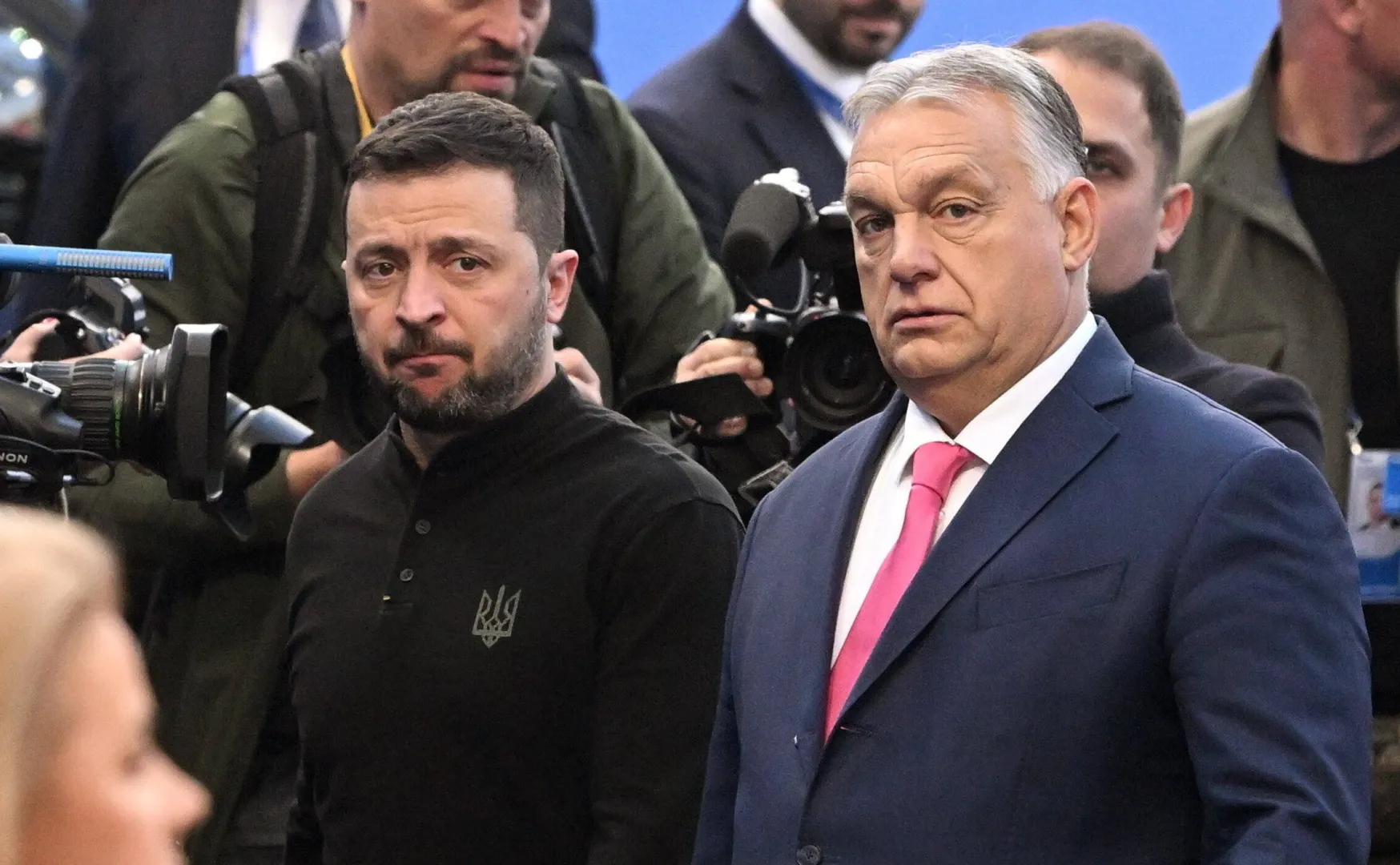 Wołodymyr Zełenski i Viktor Orban Fot. PAP/EPA/SZILARD KOSZTICSAK