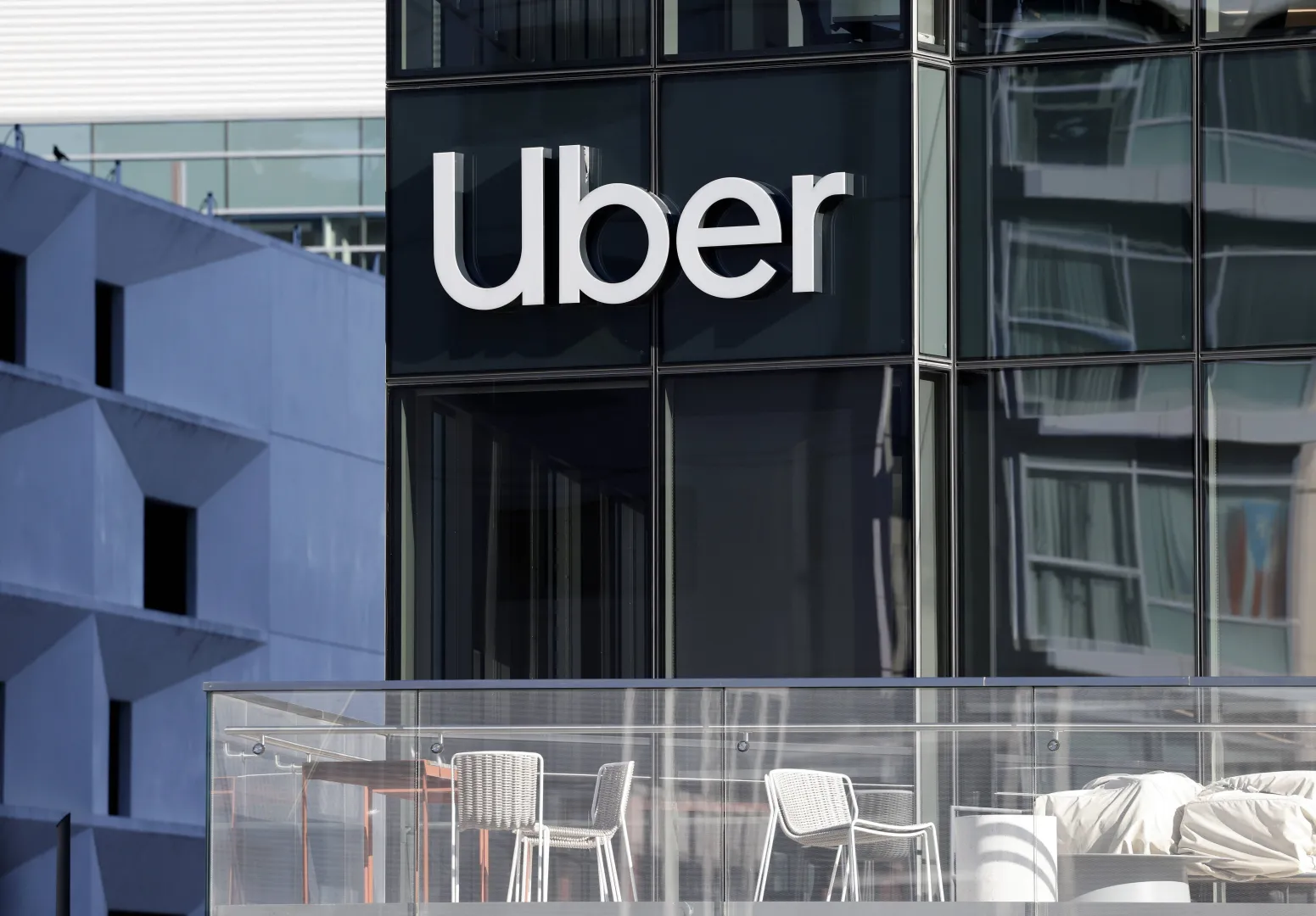 Logo korporacji "Uber. Zdj. ilustracyjne. Fot. PAP/EPA/JOHN G. MABANGLO 