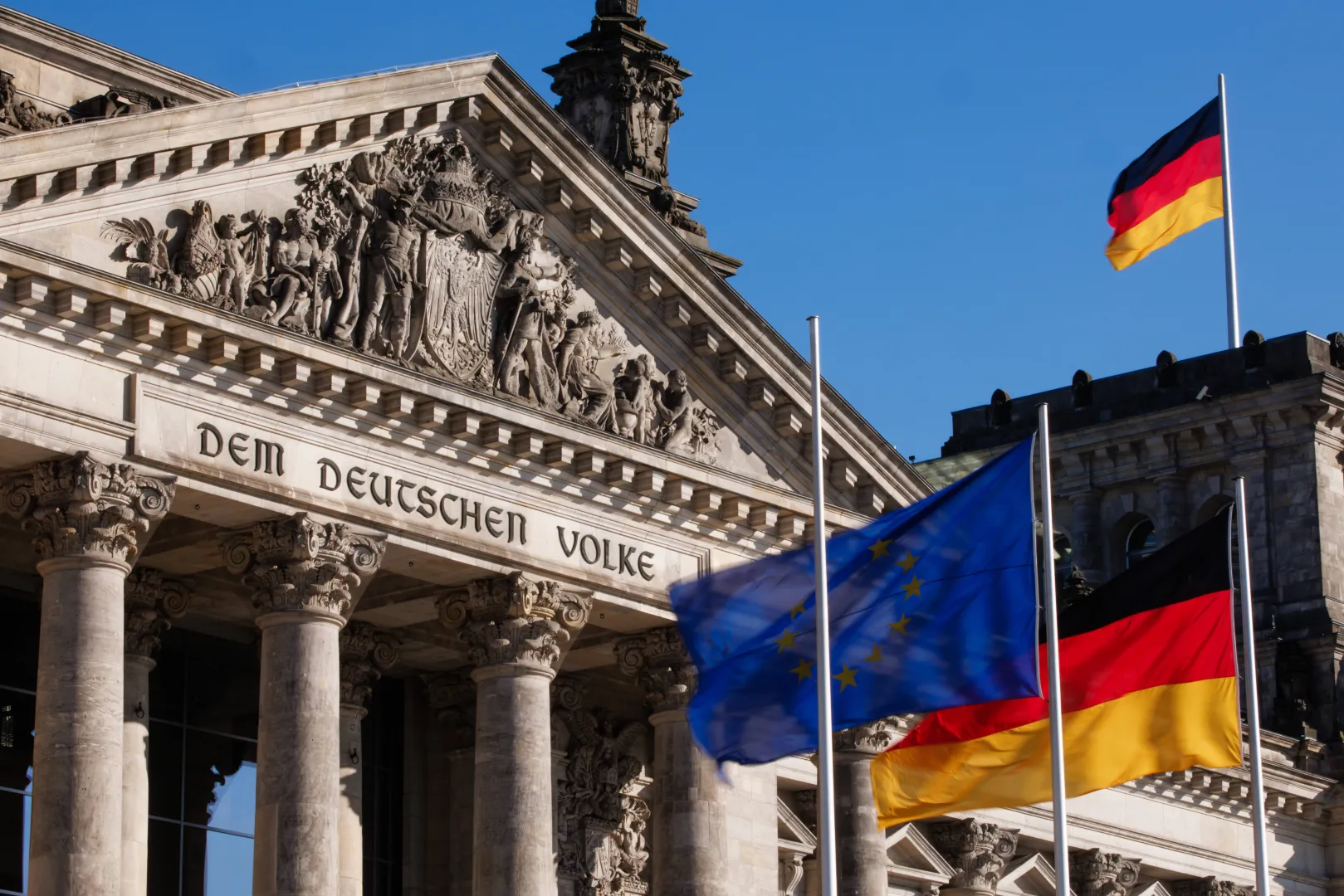 Прапори ЄС та Німеччини поруч із будівлею Рейхстагу, фотоілюстрація. Fot. PAP/EPA/CLEMENS BILAN