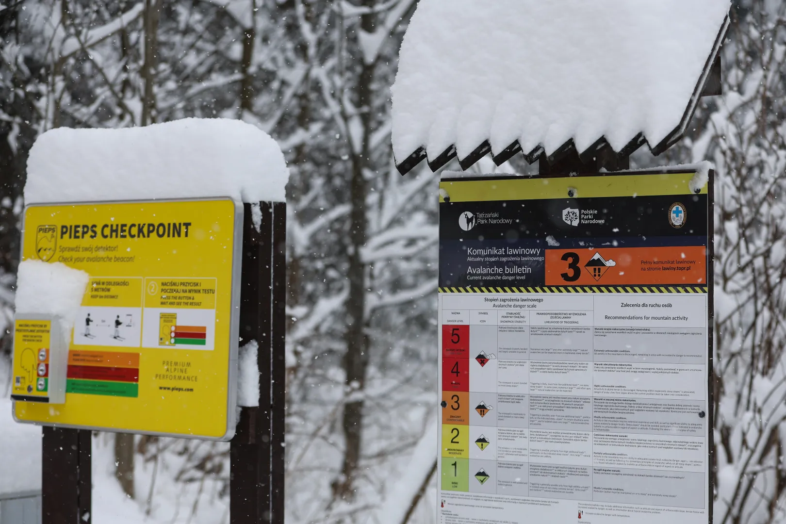 Tablica informująca o stopniach zagrożenia lawinowego w Tatrach. Fot. PAP/Grzegorz Momot