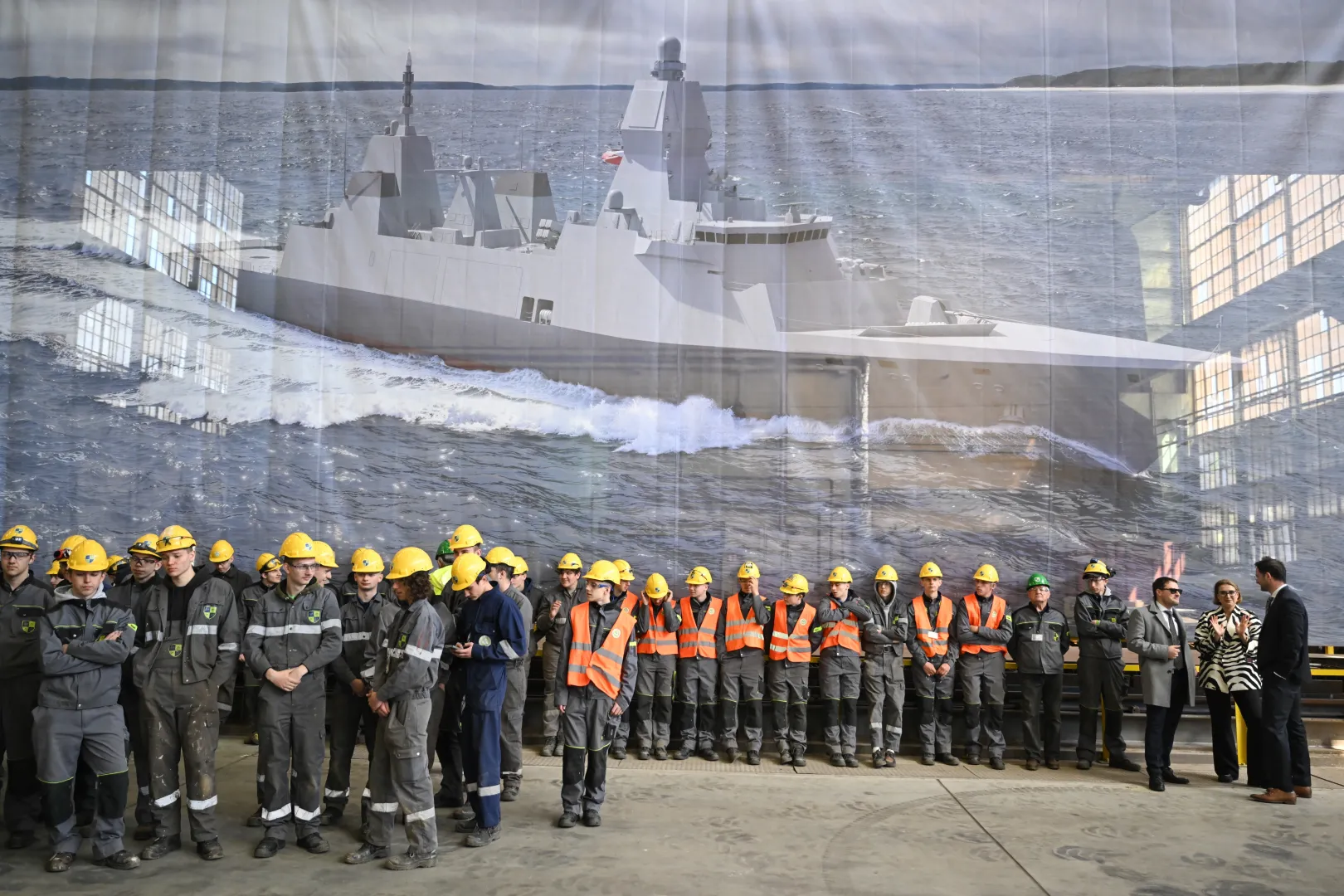 Gdynia, 05.05.2025. Uroczystość palenia blach pod drugą fregatę wielozadaniową dla Marynarki Wojennej, ORP "Burzę" w PGZ Stoczni Wojennej Fot. PAP/Adam Warżawa