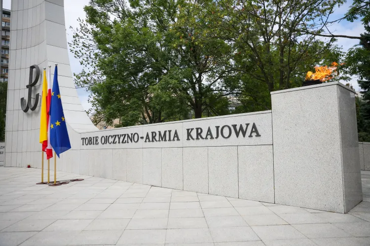 Pomnik Polskiego Państwa Podziemnego i Armii Krajowej przed Sejmem. Fot. PAP/Leszek Szymański