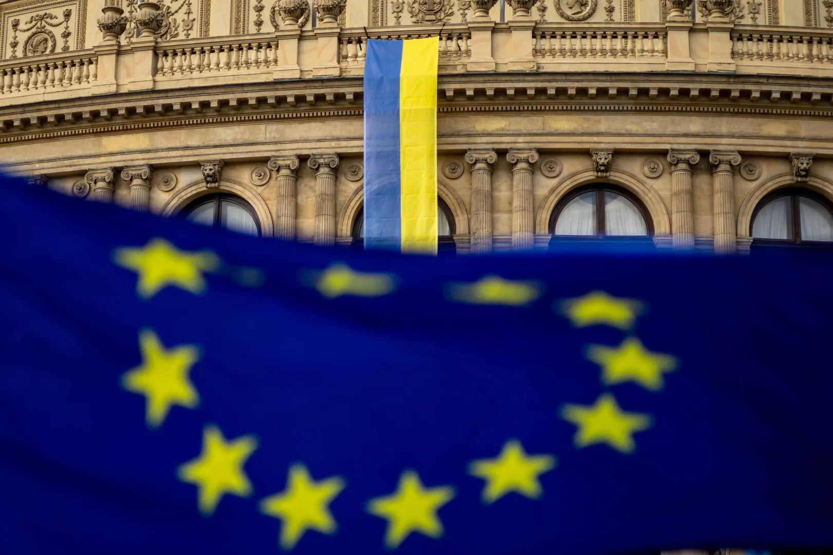 Прапори ЄС та України. Fot. PAP/EPA/MARTIN DIVISEK