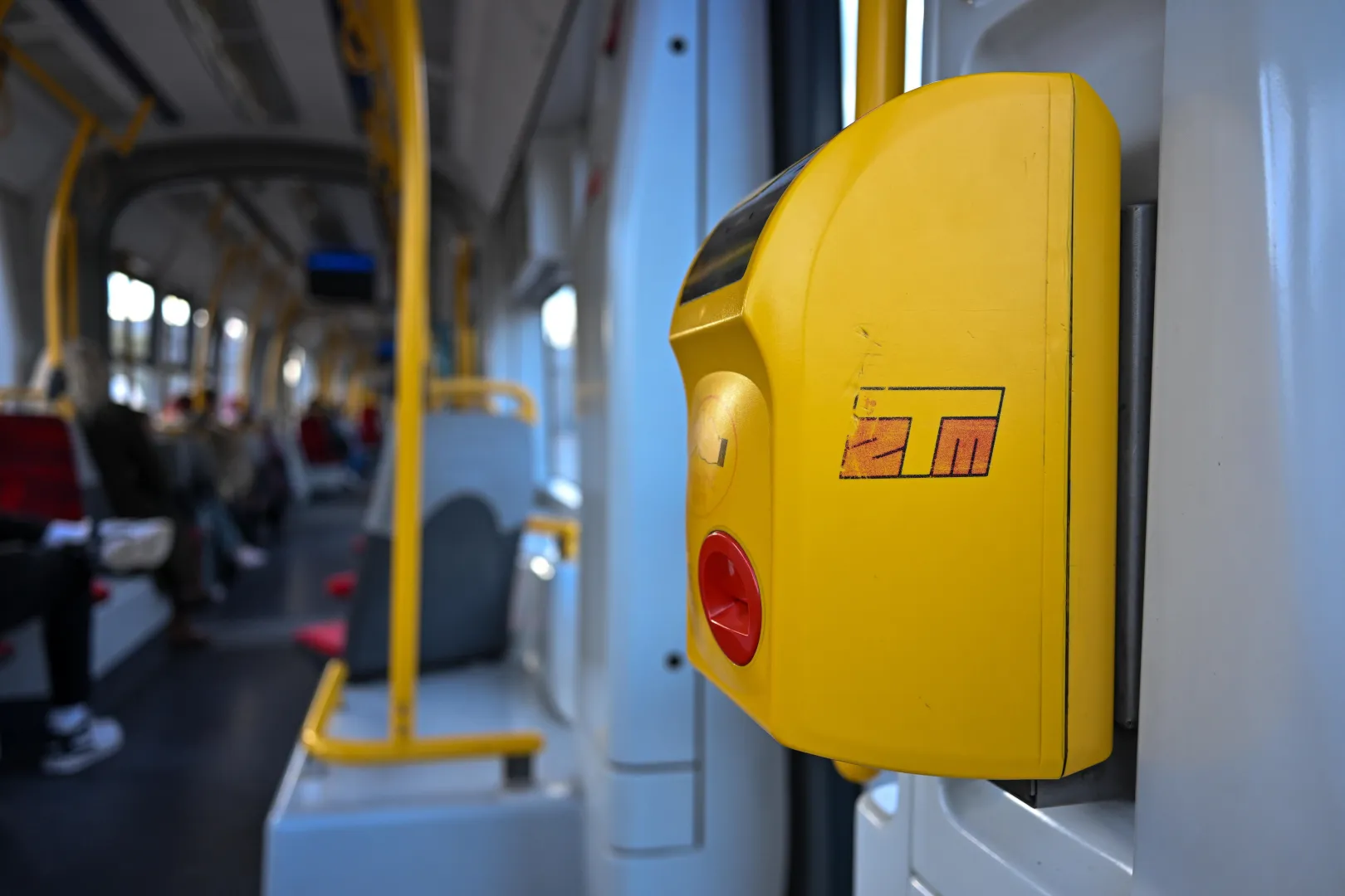 Kasownik w tramwaju, zdjęcie ilustracyjne, fot. PAP/Darek Delmanowicz