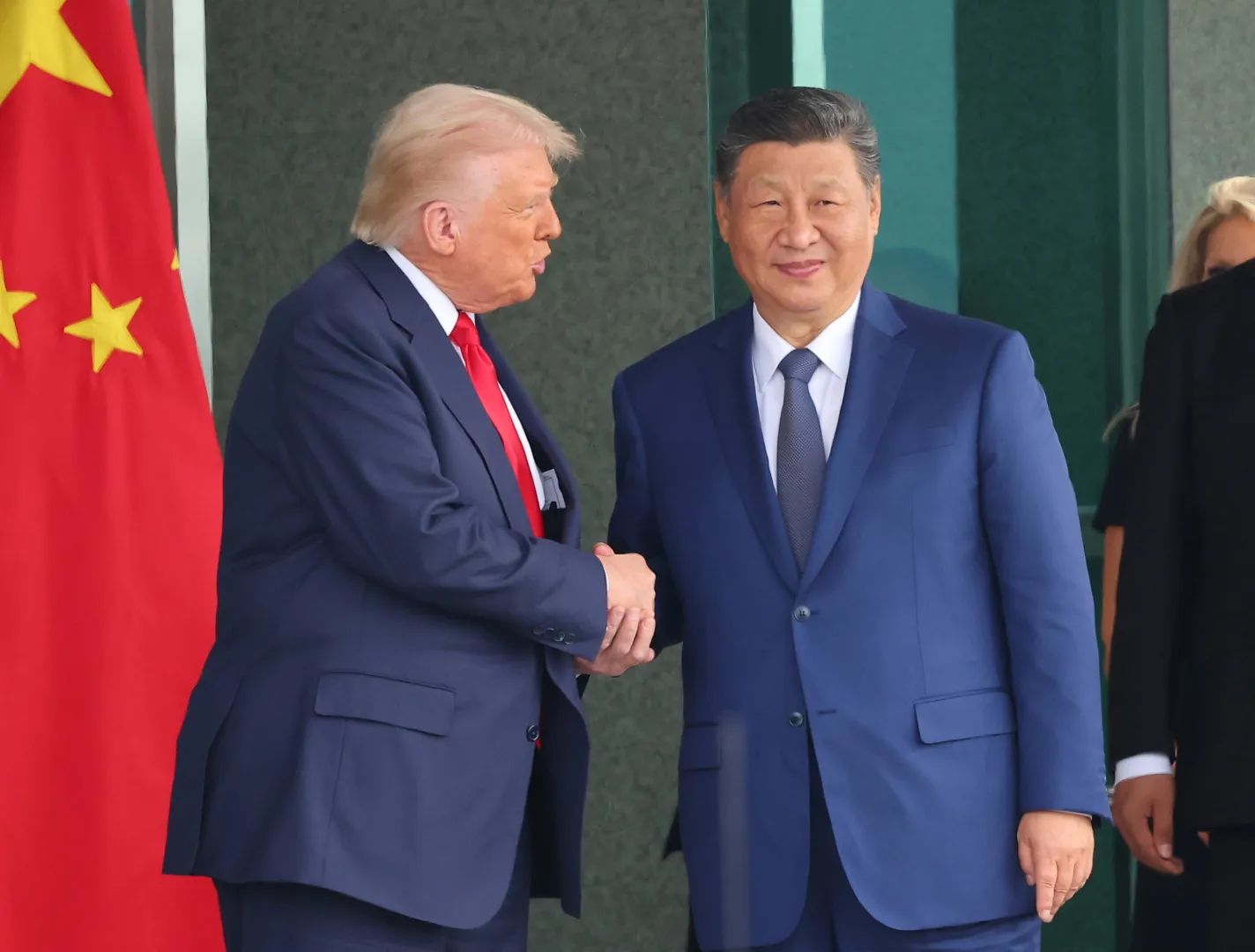 Xi Jinping (P) i Donald Trump (L). Fot. EPA/YONHAP