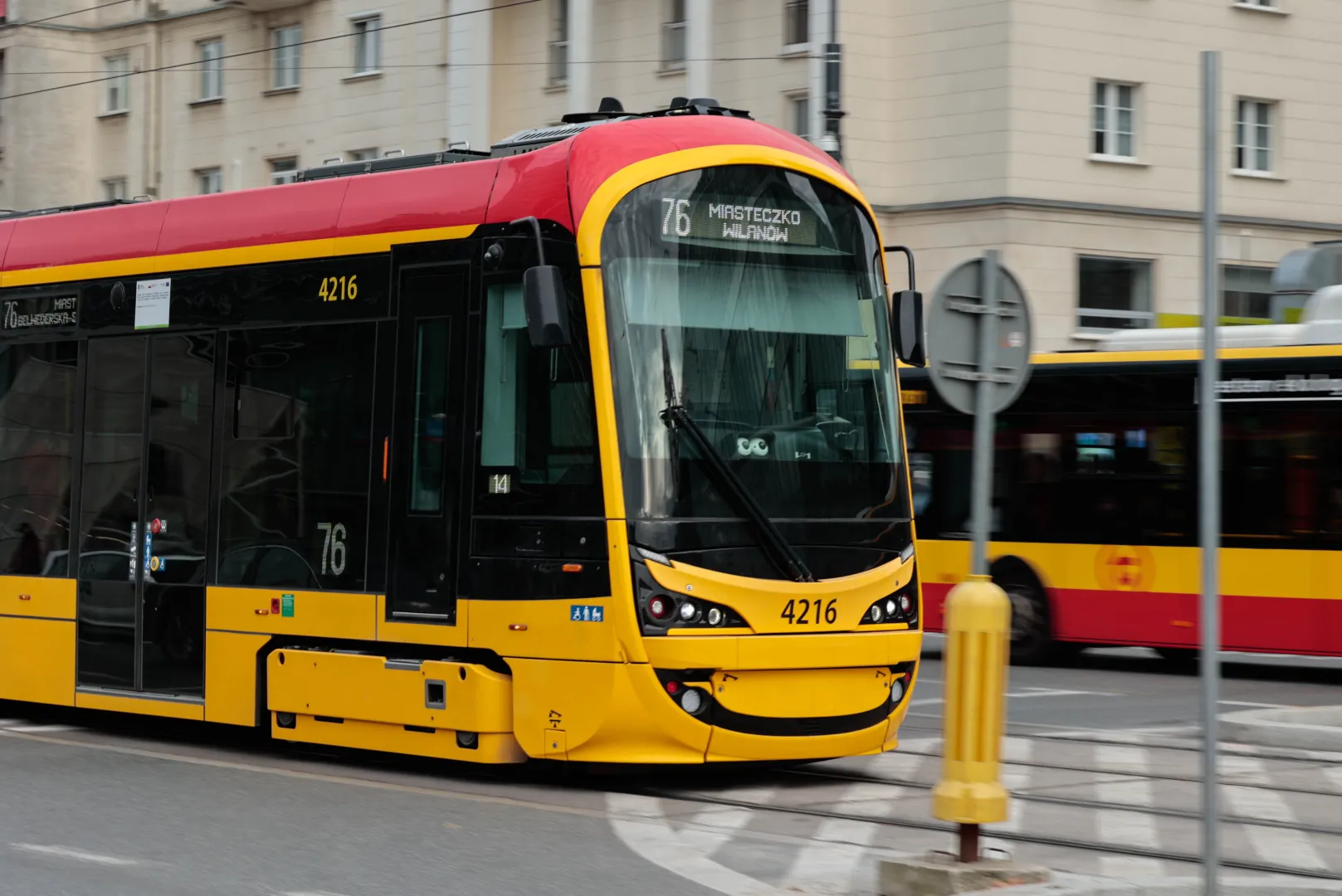 Komunikacja miejska w Warszawie Fot. PAP/Szymon Pulcyn