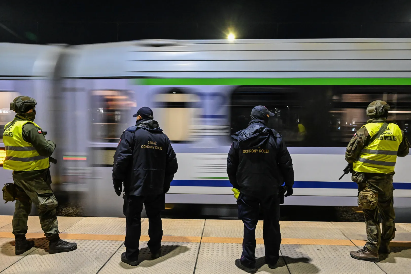 Patrolowanie linii kolejowych we wschodniej Polsce. Fot. PAP/	Wojtek Jargiło