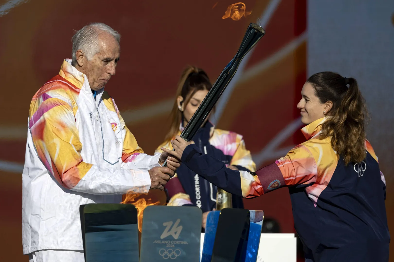 Giovanni Malago trzyma pochodnię z płomieniem olimpijskim podczas sztafety z pochodnią na Igrzyska Olimpijskie Mediolan-Cortina 2026 Fot. PAP/EPA/MASSIMO PERCOSSI