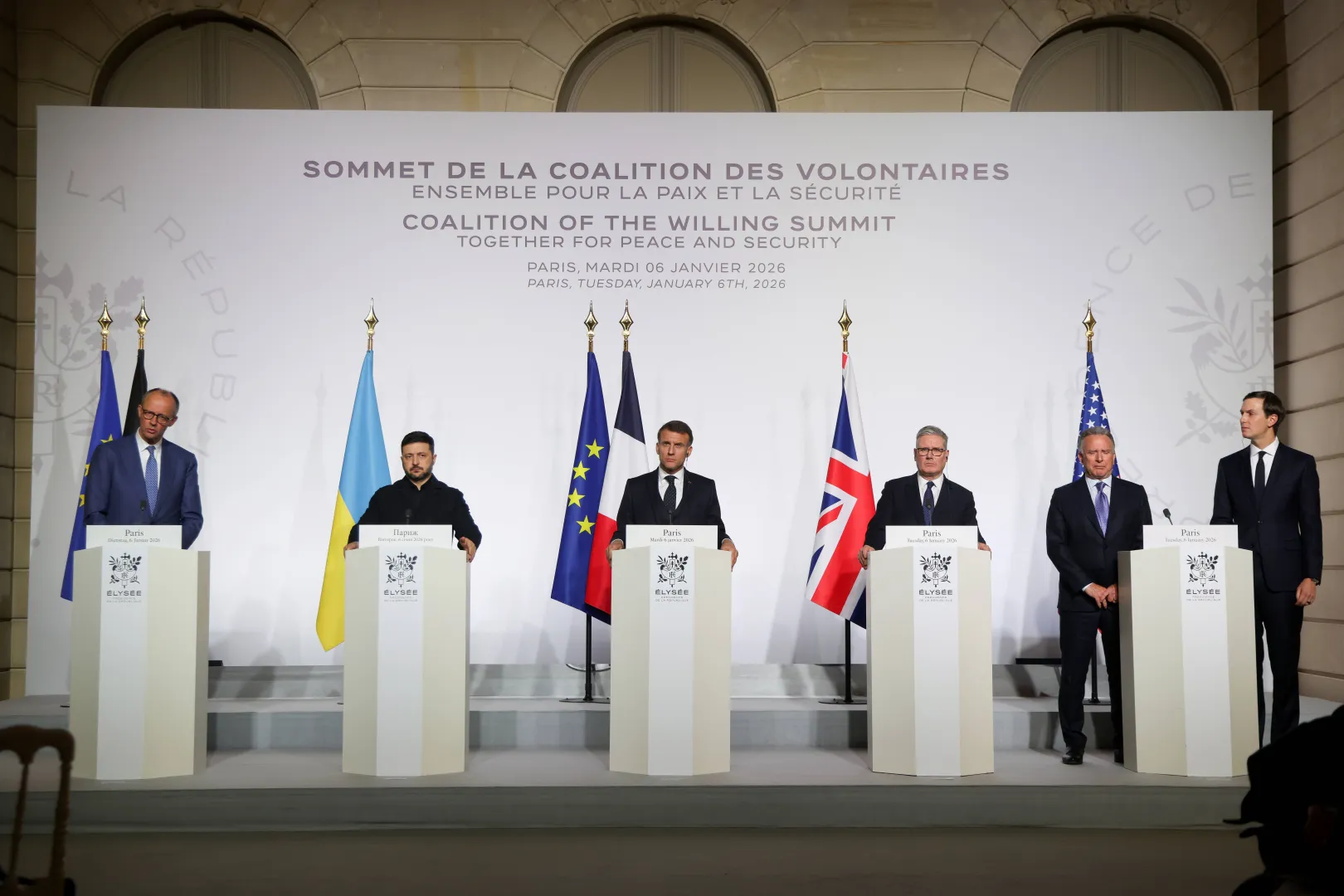 Канцлер Німеччини Фрідріх Мерц, президент України Володимир Зеленський, президент Франції Еммануель Макрон, прем'єр-міністр Великої Британії Кір Стармер, спеціальний посланник США Стів Віткофф та американський бізнесмен Джаред Кушнер виступають на пресконференції після підписання декларації про розгортання сил після припинення вогню в Україні під час саміту Коаліції охочих в Єлисейському палаці в Парижі, Франція, 6 січня 2026 року. Fot. PAP/PA/LUDOVIC MARIN / POOL 