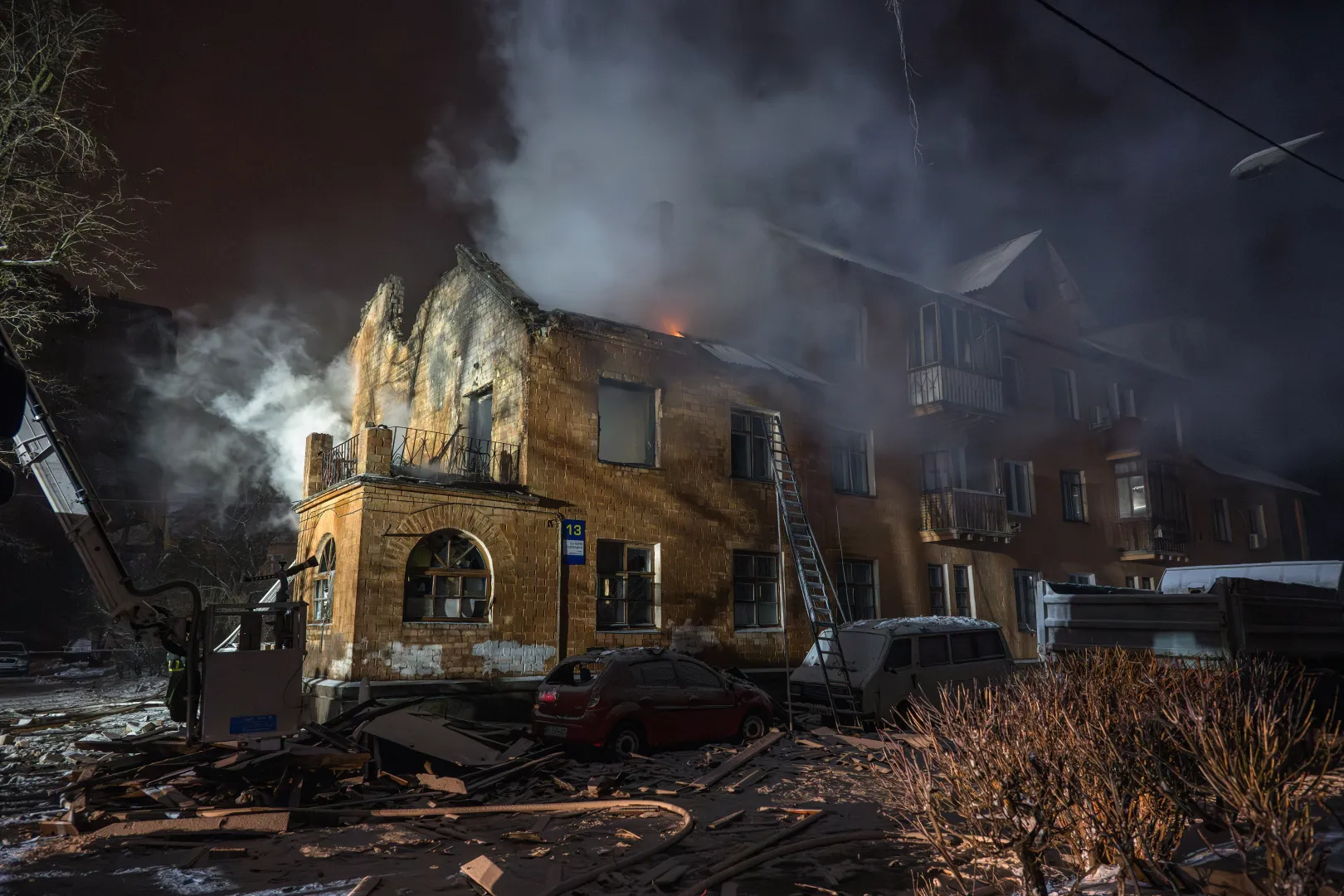 Ratownicy usuwają skutki zmasowanego rosyjskiego ataku na Kijów. Fot. PAP/Vladyslav Musiienko