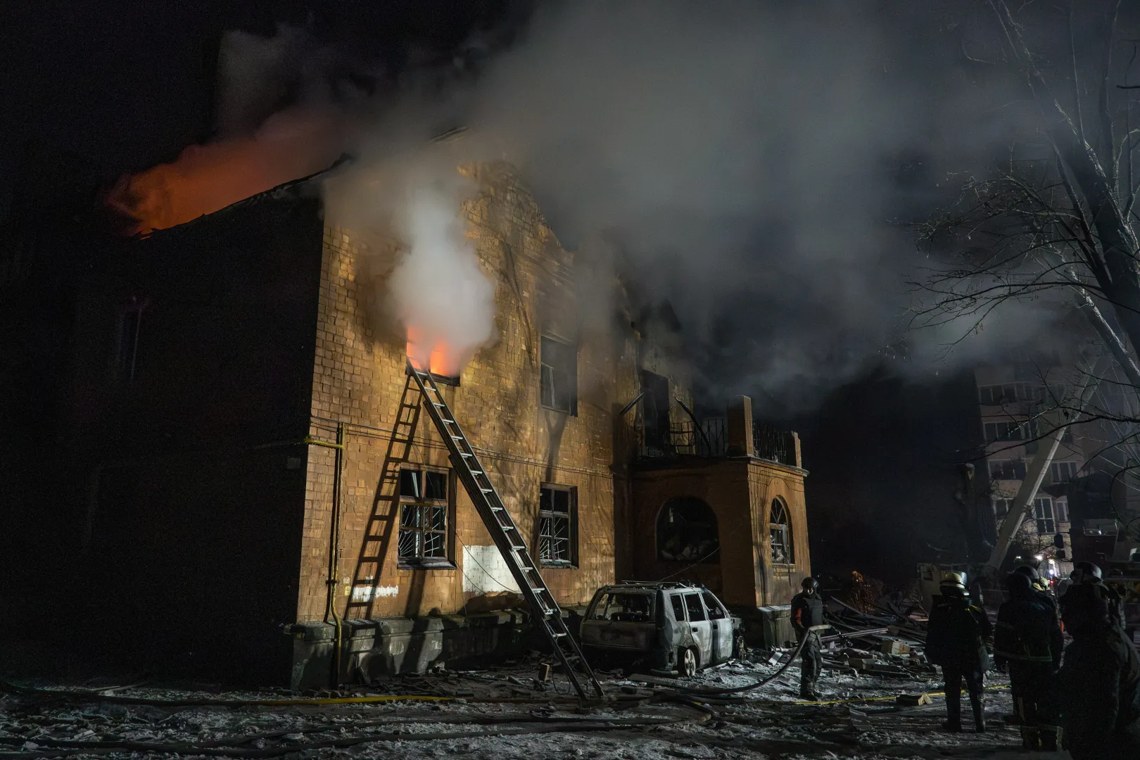 Ratownicy usuwają skutki zmasowanego rosyjskiego ataku na Kijów. Zdj. Ilustracyjne. Fot. PAP/Vladyslav Musiienko