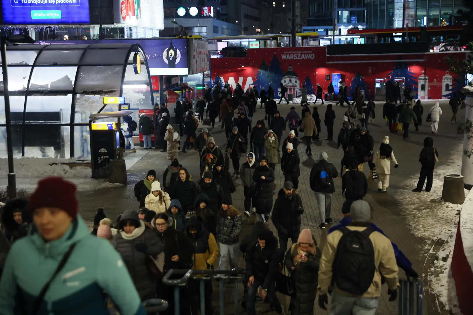 Люди біля входу до станції метро Centrum у Варшаві. Fot. PAP/Leszek Szymański