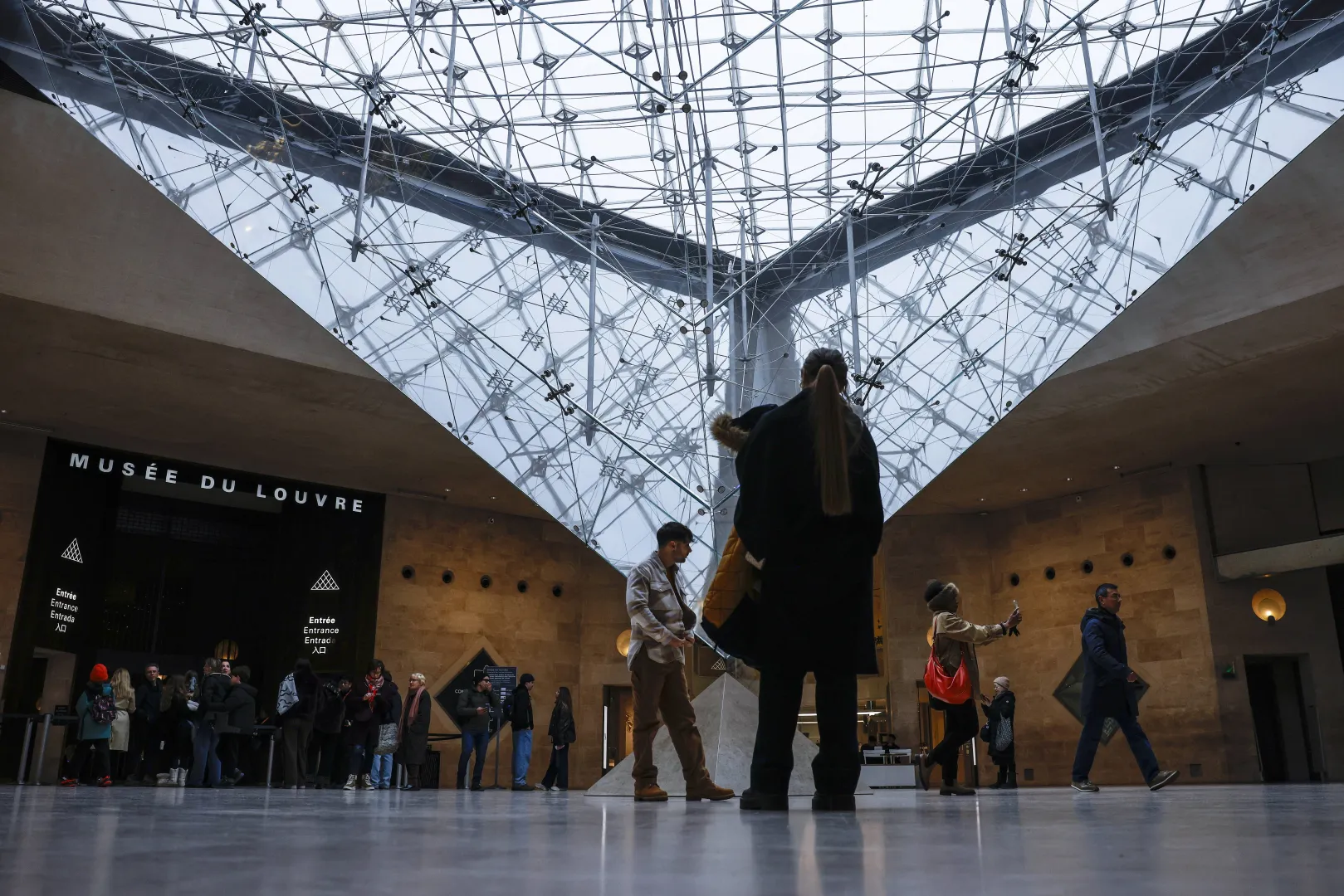 Luwr. Fot. PAP/EPA/YOAN VALAT