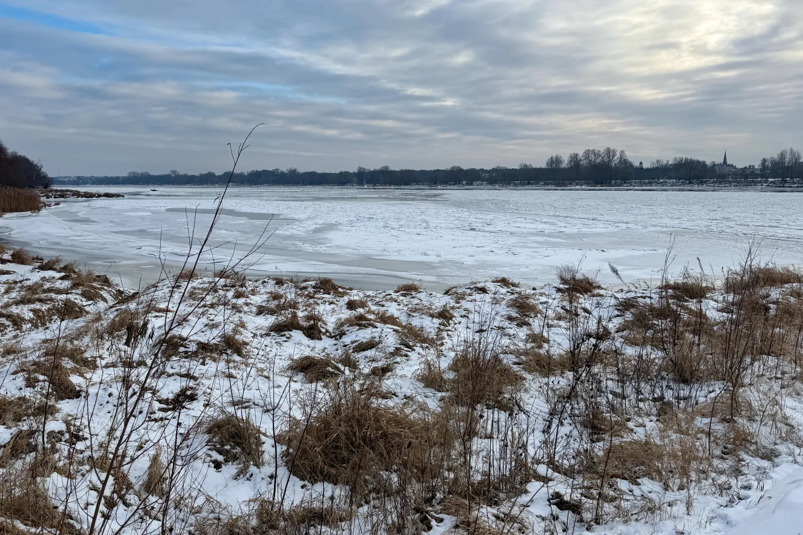 Zamarznięta Wisła. Fot. PAP/	Tomasz Więcławski