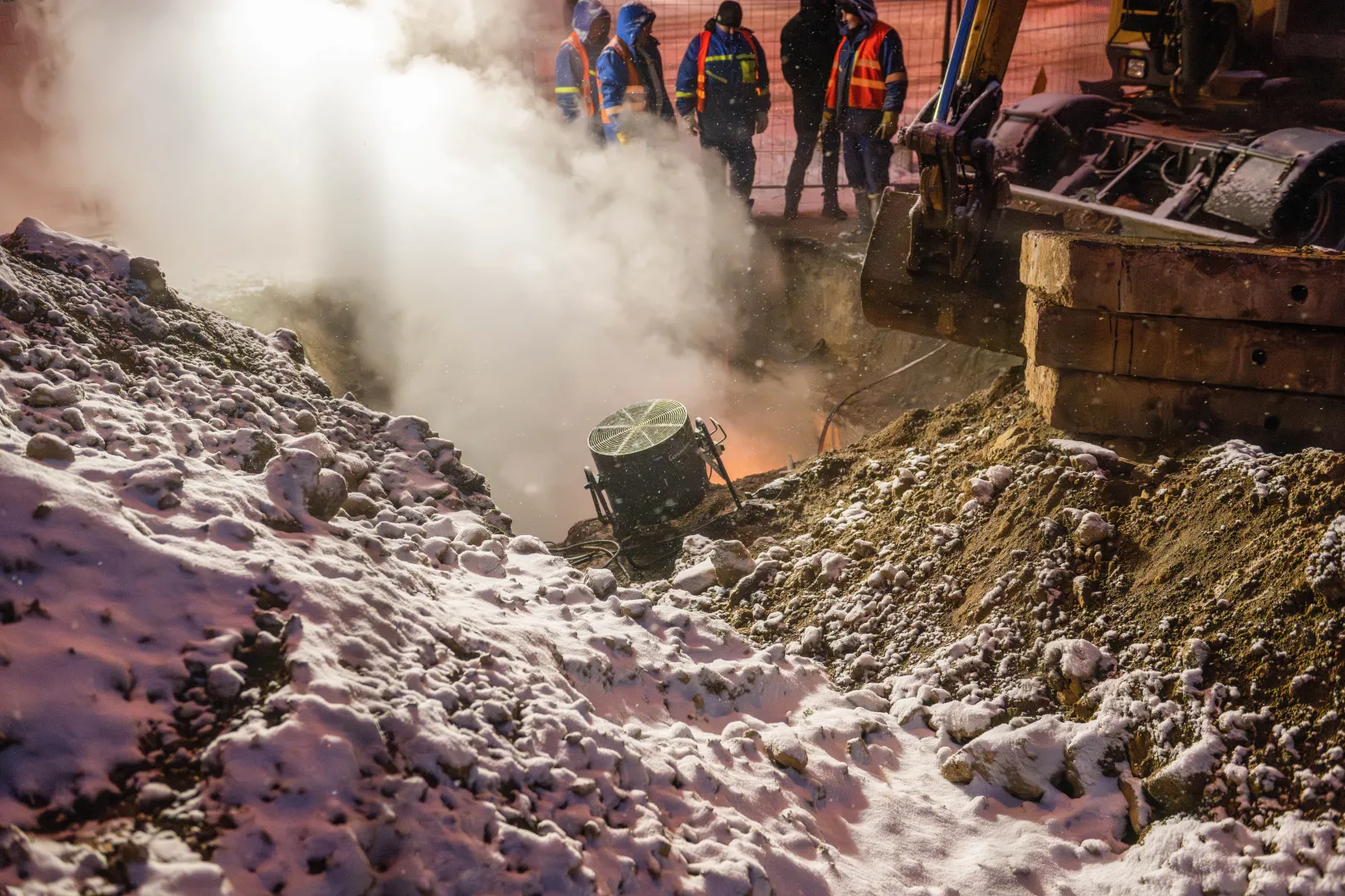 Awaria sieci ciepłowniczej, fot. PAP/Wojciech Szubartowski