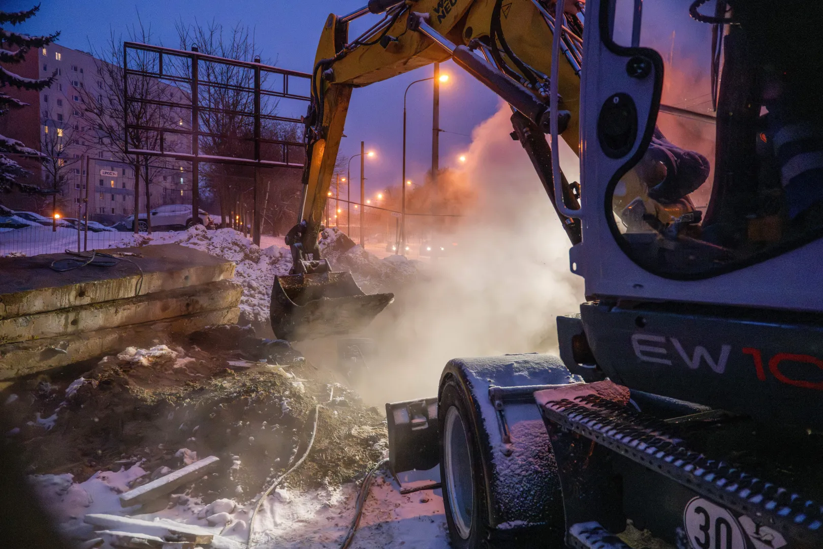 Usuwanie awarii sieci ciepłowniczej, zdjęcie ilustracyjne. Fot. PAP/PAP/Wojciech Szubartowski