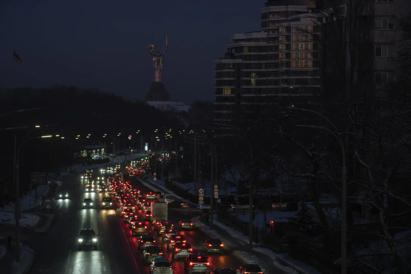 Автомобілі в середмісті Києва під час відключення електроенергії в українській столиці. 20 січня 2026 року. Фотоілюстрація. Fot. PAP/EPA/MAXYM MARUSENKO
